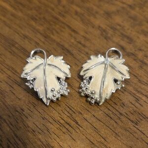 Sarah Coventry Vintage Silver and Cream Leaf Clip On Earrings